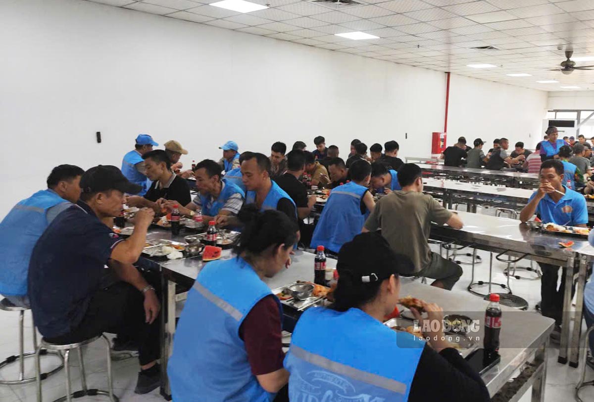A large number of union members and workers of Lioncore Vietnam Industry Co., Ltd. participate in the Trade Union Meal. Photo: Doan Hung