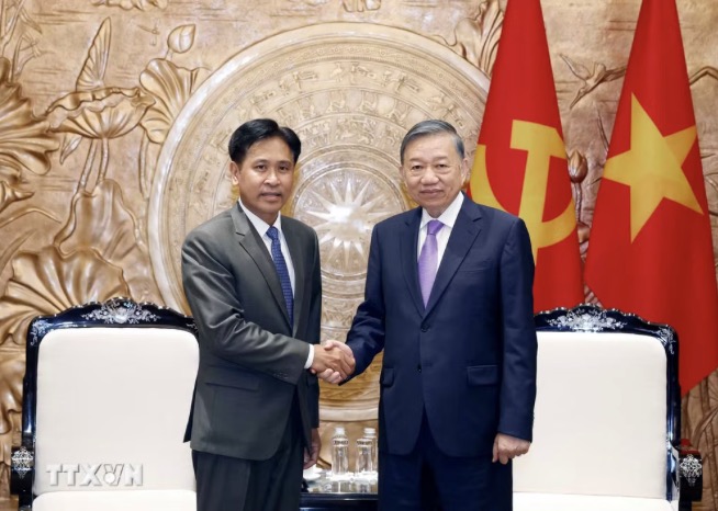 General Secretary and President To Lam receives Member of the Party Central Committee, Chief Justice of the Lao Supreme People's Court Phayvy Siboualipha at the Party Central Committee Headquarters. Photo: VNA