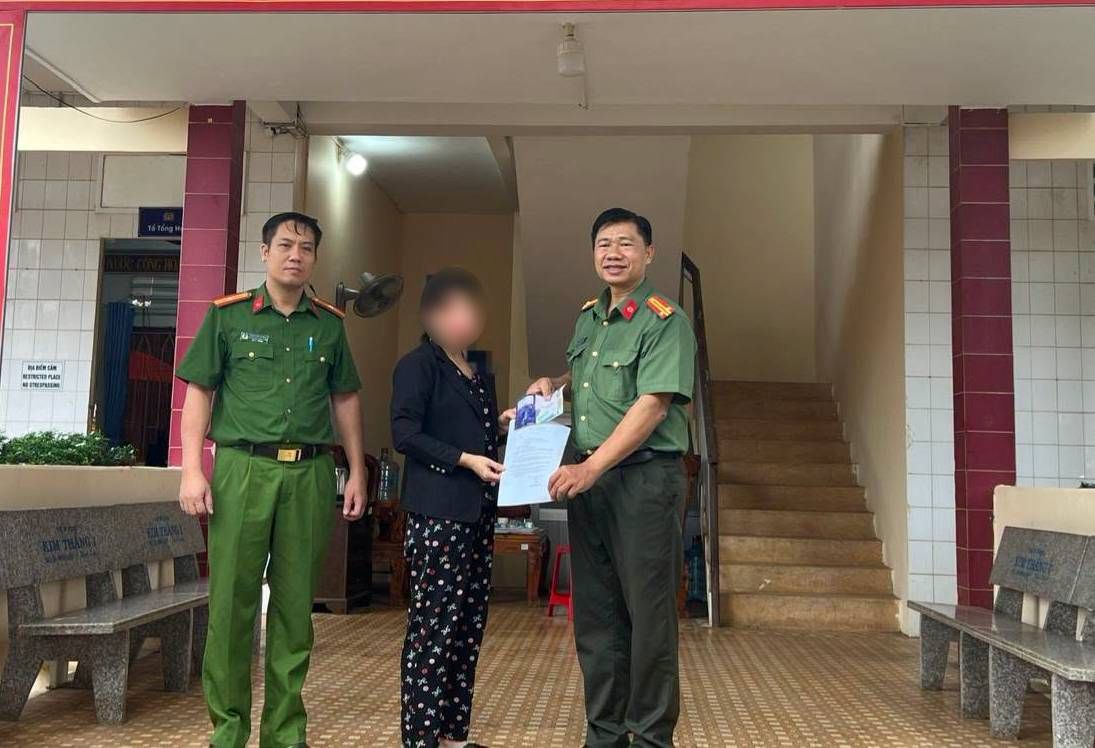 Nha Bich Commune Police return lost property to the woman. Photo: Nha Bich Commune Police