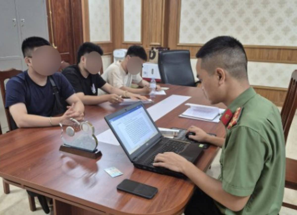 Công an tỉnh Ninh Bình làm việc với 3 người đăng video cợt nhả về chương trình tri ân liệt sĩ. Ảnh: Công an tỉnh Ninh Bình