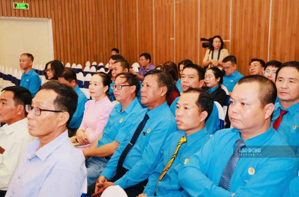 Các thế hệ cán bộ Công đoàn tham dự lễ kỷ niệm. Ảnh: Phan Trung 