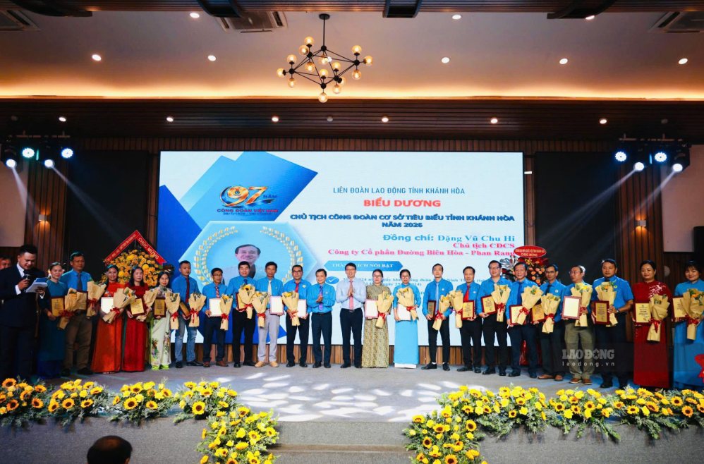 Khanh Hoa Provincial Labor Federation honors 97 typical grassroots trade union presidents. Photo: Phan Trung