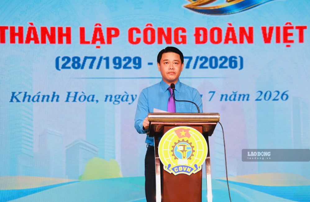 Ông Bùi Hoài Nam ôn lại truyền thống lịch sử 97 năm Công đoàn Việt Nam. Ảnh: Phan Trung