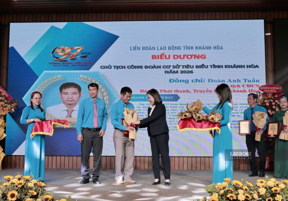 Tôn vinh cán bộ Công đoàn cơ sở tiêu biểu. Ảnh: Phương Linh
