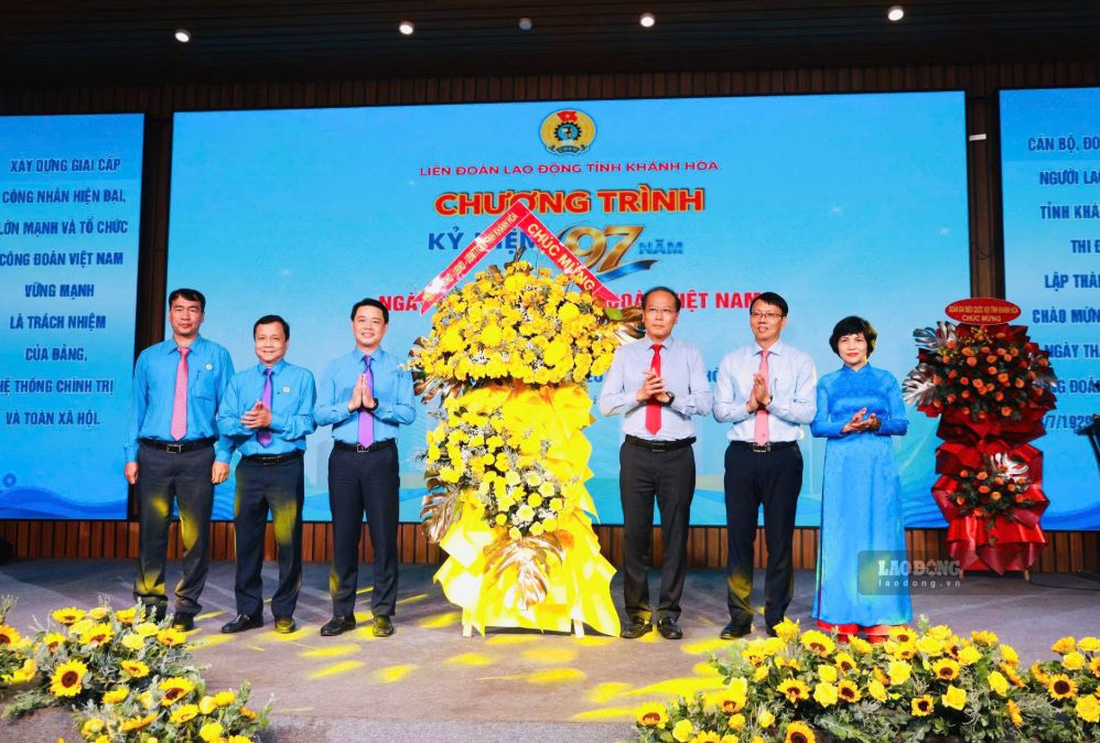 Ông Nguyễn Khắc Hà - Phó Bí thư Tỉnh ủy, Chủ tịch UB MTTQ Việt Nam và Phó Chủ tịch UBND tỉnh Nguyễn Thanh Hà tặng hoa chúc mừng kỷ niệm 97 năm Ảnh: Phan Trung