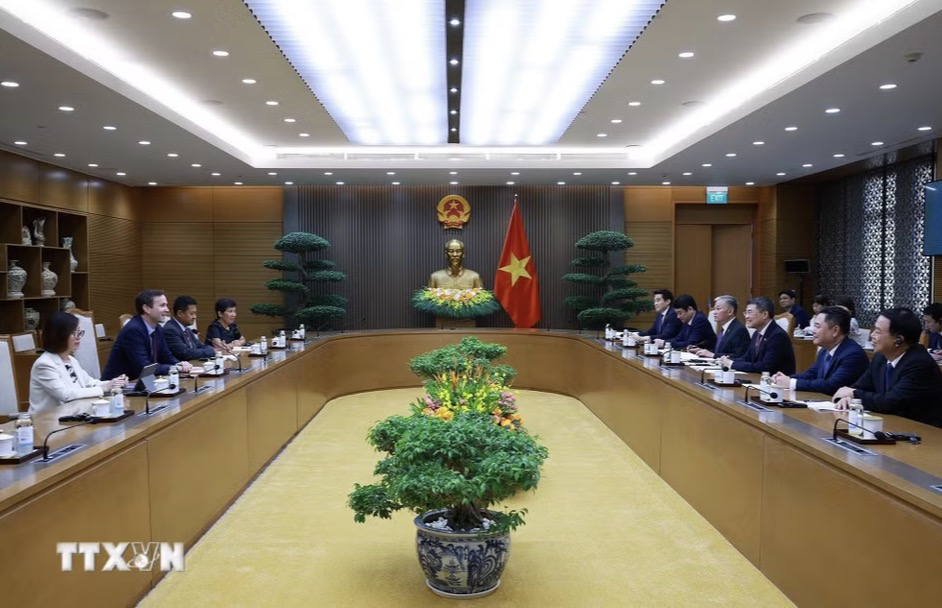 Politburo Member, Prime Minister Le Minh Hung receives Mr. Jochen Schmittmann - Acting Chief Representative of the International Monetary Fund (IMF) Office in Cambodia, Laos, Vietnam and Mr. Fazurin Jamaludin, Succeeding Chief Representative of the IMF in Vietnam and Laos from August 23. Photo: VNA
