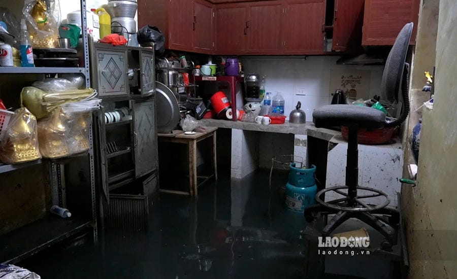 After the heavy rain, many items in Mrs. Cu Thi Bac's house were flooded. Photo: Phuong Anh