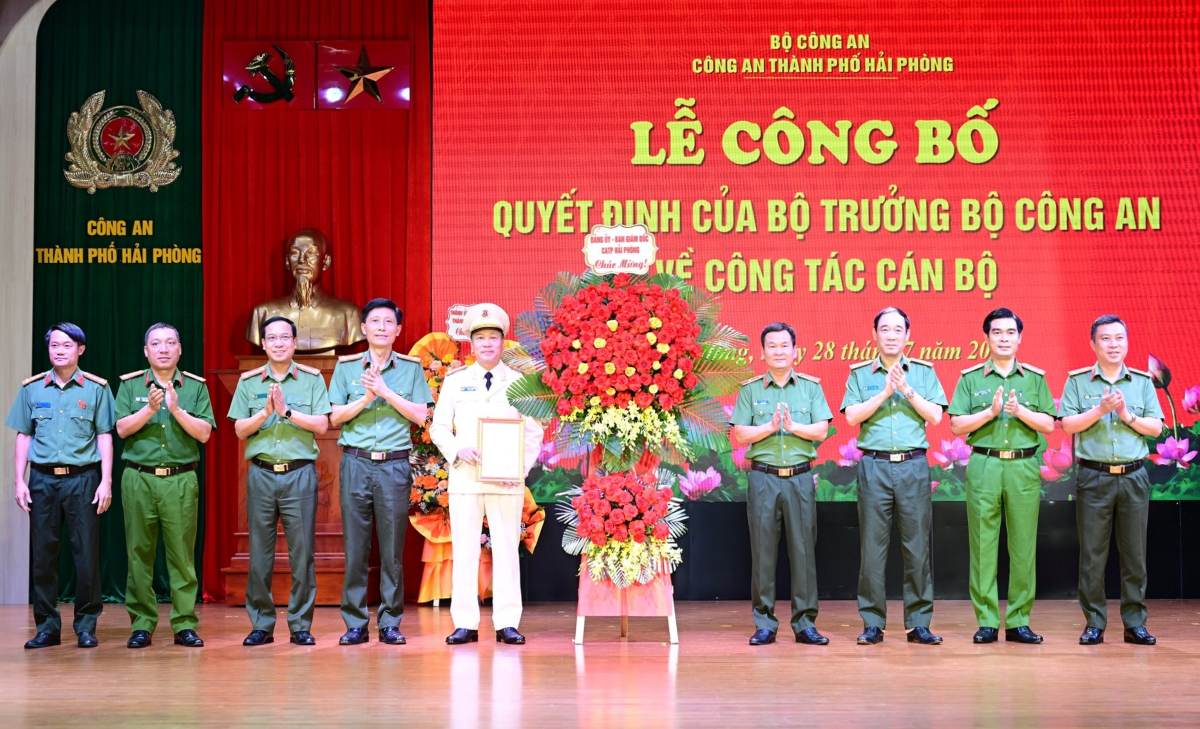 Ban Giám đốc Công an TP Hải Phòng tặng hoa chúc mừng Đại tá Nguyễn Bình Khánh. Ảnh: Công an TP Hải Phòng
