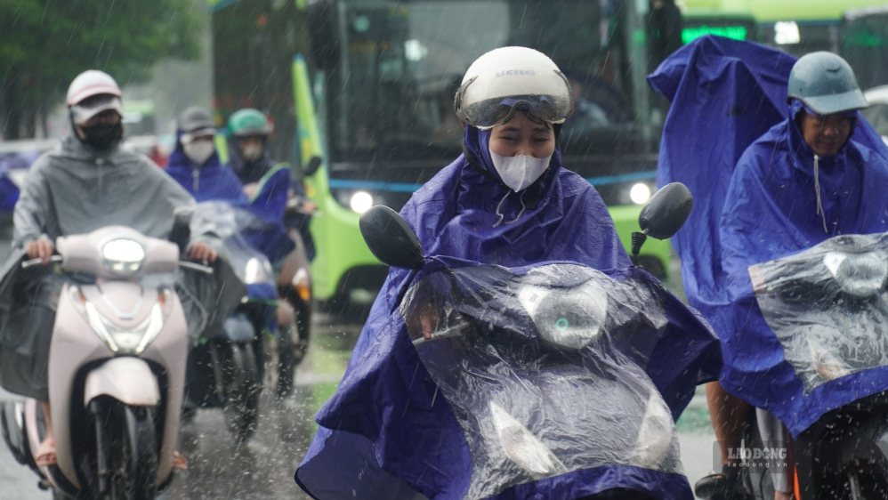 Weather forecast today, July 29, thunderstorms cover the whole country, Hanoi has very heavy rain. Photo: Minh Chinh