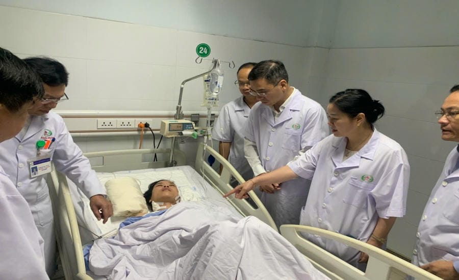 Dr. Ha Anh Duc, Director of the Department of Medical Examination and Treatment Management, Ministry of Health and doctors of Nghe An Obstetrics and Pediatrics Hospital visit patients' families in the attack. Photo: Hospital provided