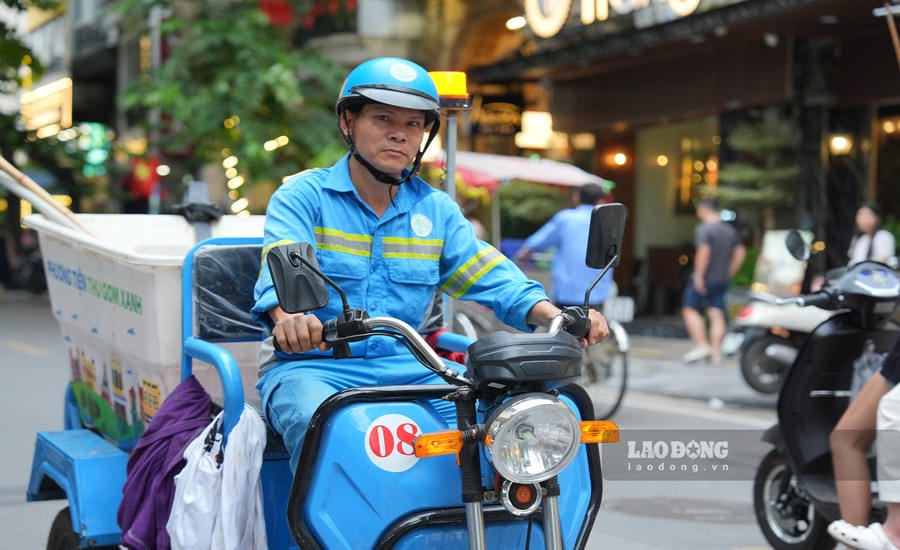 The 3-wheeled electric vehicle pilot model initially brings many benefits to environmental sanitation workers. Photo: Viet Anh