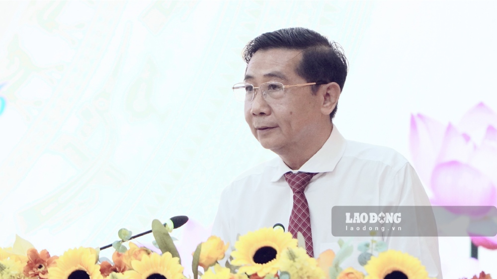 Director of An Giang Provincial Department of Construction Le Viet Bac provides information related to the opinions of delegates and voters. Photo: Nguyen Anh