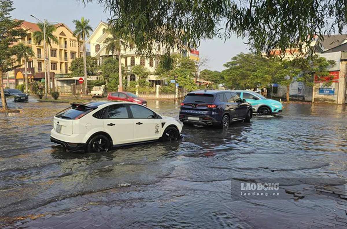Flooding point due to high tide at the intersection between Nguyen Thai Hoc street and Tran Nhan Tong street (Hong Gai ward, Quang Ninh province). Photo: Doan Hung