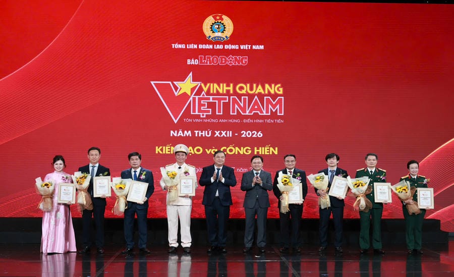 Politburo Member, Standing Deputy Prime Minister Pham Gia Tuc and Member of the Party Central Committee, Vice Chairman of the Central Committee of the Vietnam Fatherland Front, Chairman of the Vietnam General Confederation of Labor Nguyen Anh Tuan awarded the Certificate of Glory of Vietnam to 8 honored collectives. Photo: Hai Nguyen