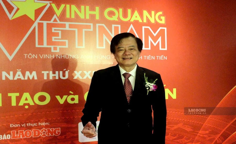 Mr. Vu Ngoc Ha - labor law expert in Dong Nai (left) - is supporting the grassroots Trade Union of Tenma Co., Ltd. (HCM) Vietnam to claim rights for union members and workers. Photo: Ha Anh Chien