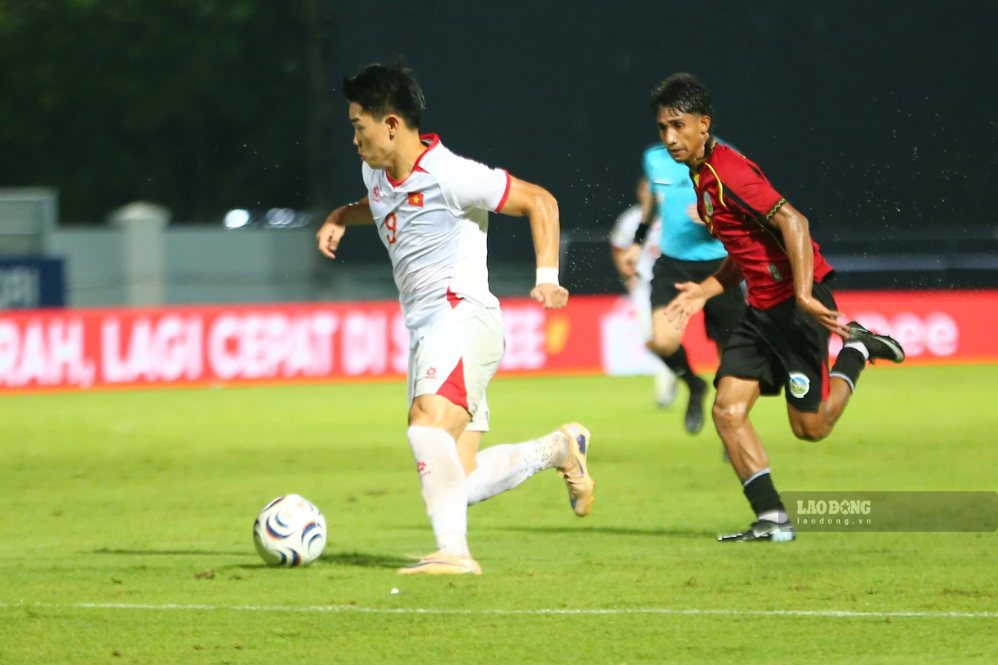 L'équipe vietnamienne rencontre Singapour lors du troisième match de la Coupe de l'ASEAN 2026. Photo : Thanh Vu