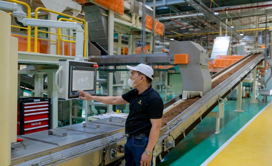 Khanh Hoa workers constantly learn to adapt to new technologies. Photo: Kieu Huong