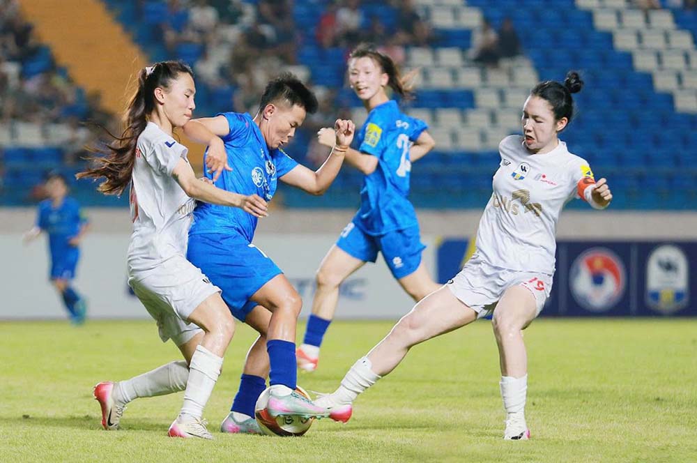 La défenseure Trần Thị Duyên (à droite) a une rupture des ligaments et ne pourra pas accompagner l'équipe féminine vietnamienne aux ASIAD 2026. Photo: VFF