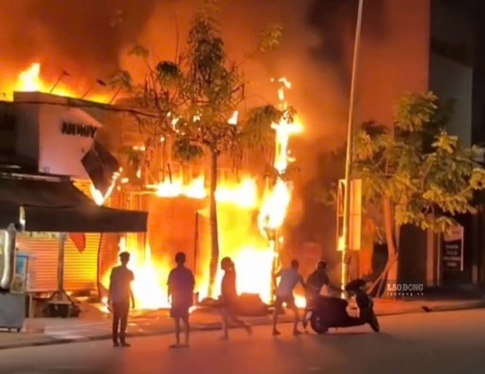 Scene of the fire at the milk tea shop in the early morning. Photo: Duy Tuan