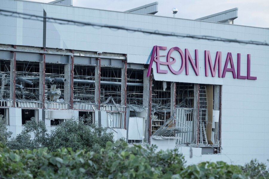 Many people are trapped after a shopping center collapsed in a Japanese earthquake on July 28. Photo: AFP
