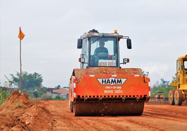 Các nhà thầu triển khai thi công cao tốc tuyến Quy Nhơn - Pleiku. Ảnh: Gia Nguyên