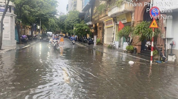 Widespread heavy rain caused Nguyen Truong To street area, Hanoi to be flooded in the afternoon of July 28. Source photo provided by Hanoi Department of Construction