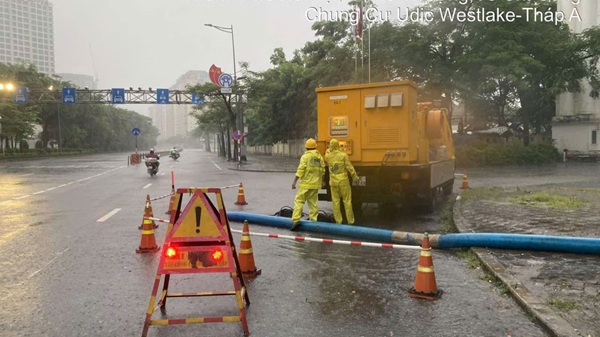 Nhân viên Công ty TNHH MTV Thoát nước Hà Nội ứng trực tại các điểm úng ngập. Ảnh: Sở Xây dựng HN cung cấp