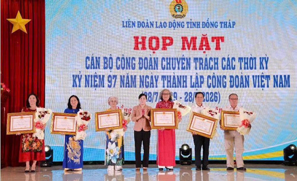 Bà Mỹ Phương trao Huân chương Lao động của Chủ tịch nước cho các đồng chí nguyên lãnh đạo LĐLĐ tỉnh qua các thời kỳ. Ảnh: Đức Trung. 