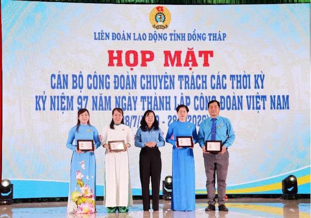 Bà Tuyết Vui trao Kỷ niệm chương “Vì sự nghiệp xây dựng tổ chức Công đoàn” của Tổng LĐLĐ Việt Nam cho các cán bộ Công đoàn chuyên trách tỉnh. Ảnh: Đức Trung. 