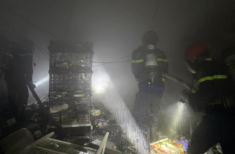 La police défonce la porte en fer d'une maison en feu à Da Nang, sauvant une mère et ses 3 enfants. Photo: Fournie par la police de Da Nang