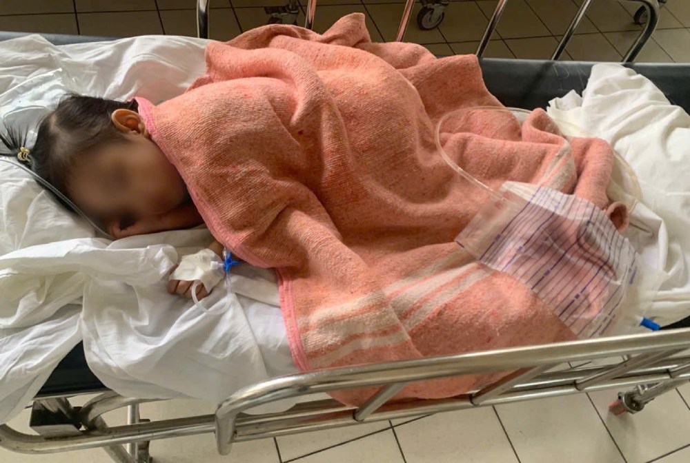 Baby Minh Anh and her younger brother both suffer from the disease, causing Ms. Duong Thi Quynh Nhu and her husband to be immersed in months of worry. Photo: Family provided