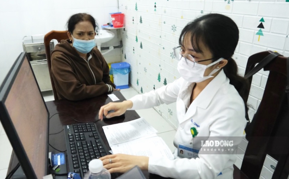 Bác sĩ Trung tâm y tế khu vực Cái Răng, TP Cần Thơ khám bệnh cho người dân. Ảnh: Phong Linh