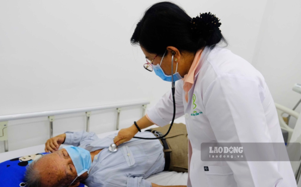 Can Tho ampliará las políticas de trato preferencial y las oportunidades de aprendizaje para el personal médico. En la foto: médicos en Can Tho examinando a la gente. Foto: Phong Linh.