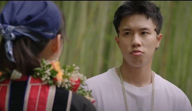 Long Vũ trong phim “Đi giữa trời rực rỡ“. Ảnh: Cắt từ phim