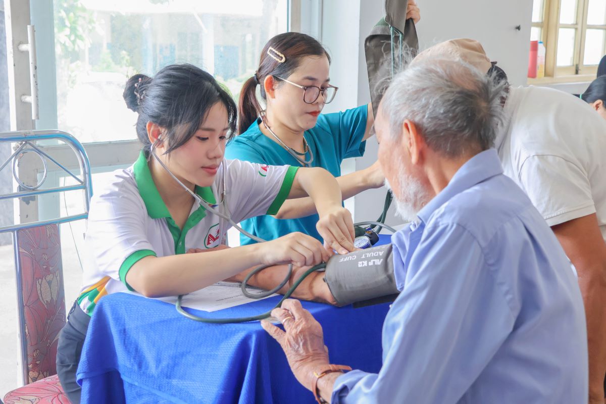 Sinh viên ngành Điều dưỡng tiến hành đo huyết áp tại hoạt động khám thiện nguyện. Ảnh: Đại học Văn Hiến
