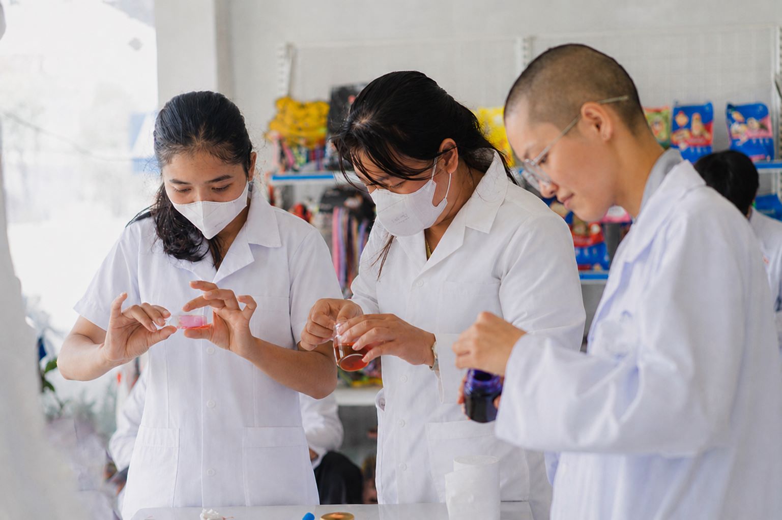 Sinh viên ngành Thú y thực hành các bước chẩn đoán bệnh lý vật nuôi. Ảnh: Đại học Văn Hiến  