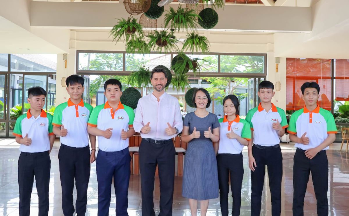 Abre la puerta al futuro con costos de inscripción desde solo 1,3 millones de VND. Regístrese para la admisión en: https://aulachue. edu. vn/. Foto: Universidad Van Hien