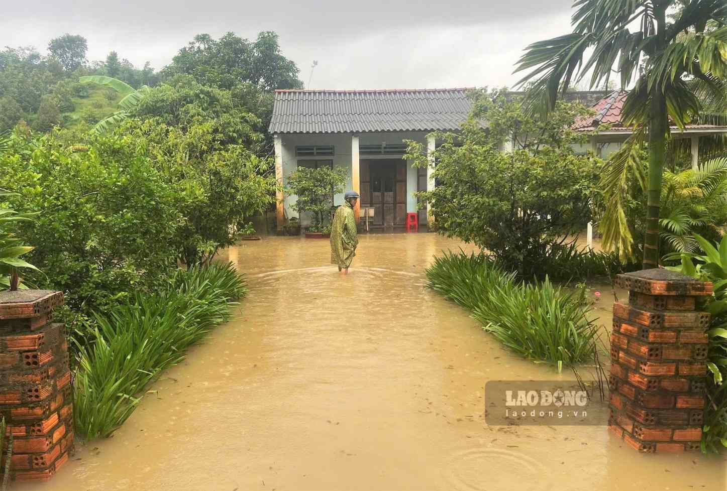Mưa lớn khiến nước tràn vào nhà dân gây ngập tại thôn 6 (xã Đạ Tẻh 2). Ảnh: Phúc Khánh 