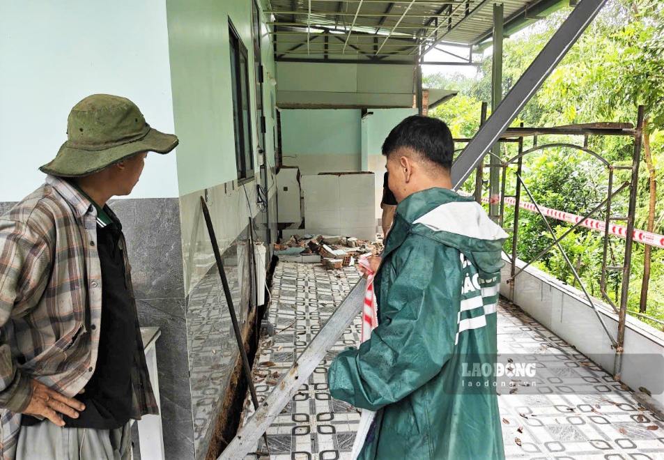 The house of Ms. Pham Thi Liem's family is subsided, threatening safety due to the impact of prolonged heavy rain. Photo: Phuc Khanh.