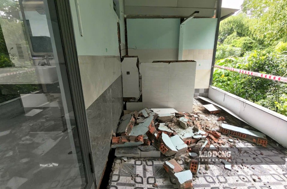 Nhà dân tại xã Cát Tiên bị sụt lún đe dọa do ảnh hưởng của mưa lớn kéo dài những ngày qua. Ảnh: Phúc Khánh 
