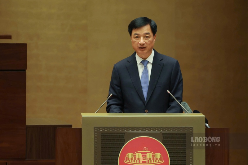 政治局委員、党中央委員会書記、中央組織委員会委員長のグエン・ズイ・ゴック氏は、新しいモデルに従って、基礎レベルでの党組織の種類の名称を特定する新しい試験規定について述べました。写真:ハイ・グエン