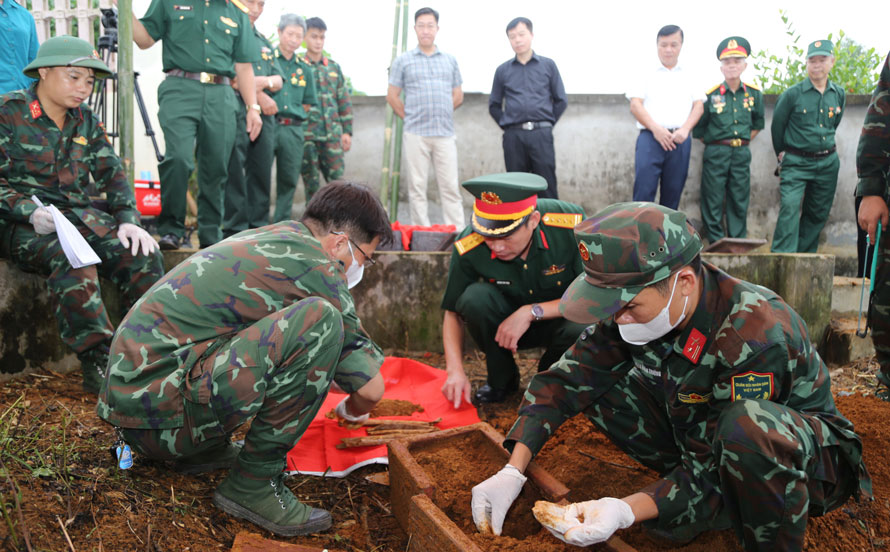 Các lực lượng tham gia khai quật, cất bốc hài cốt liệt sĩ. Ảnh: Bộ CHQS tỉnh Lào Cai