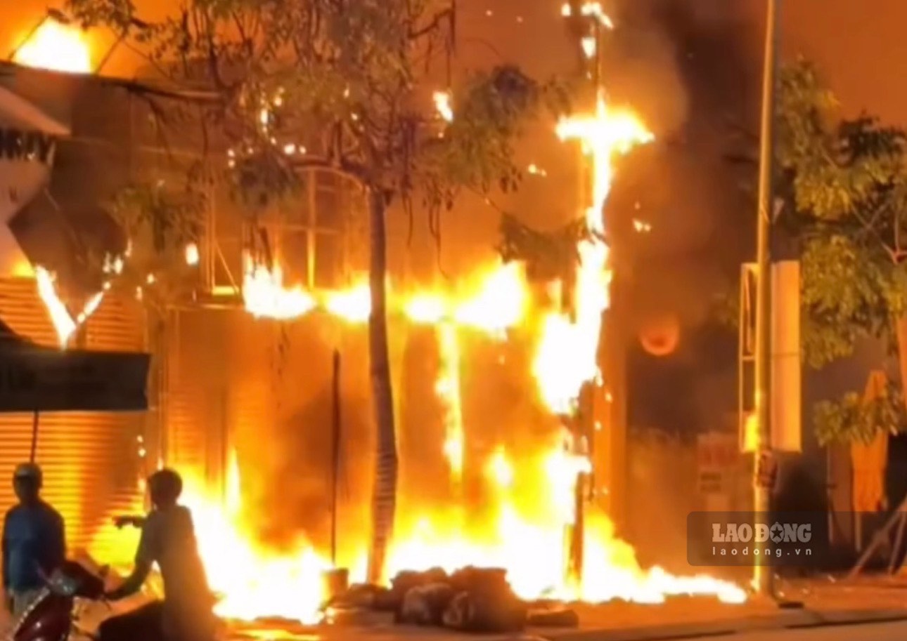 Scène de l'incendie du salon de thé au lait qui s'est propagé à 2 magasins voisins. Photo: Duy Tuấn