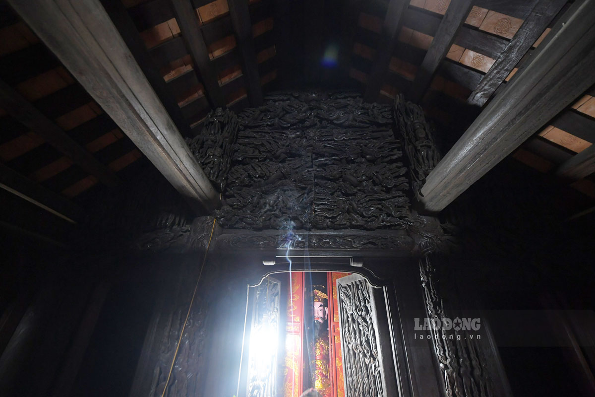 Original wooden components and carved pattern system bring high artistic value. Photo: Ha Vi