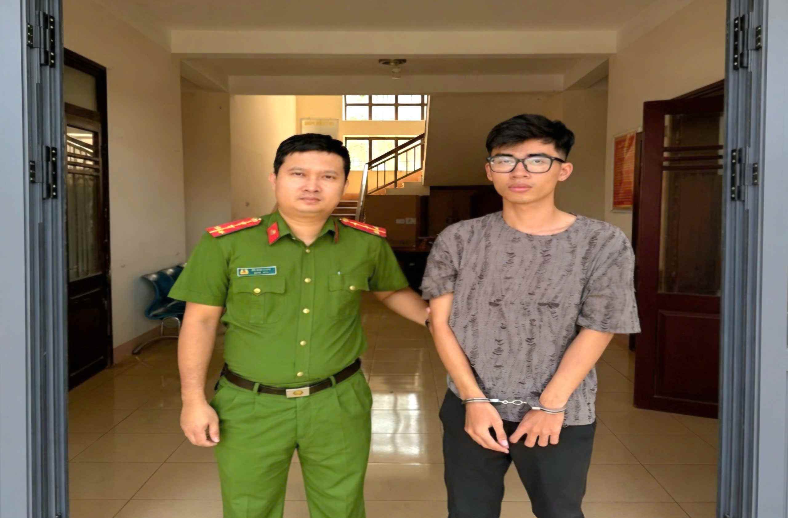 Lê Tiến Dũng bị công an bắt giữ để điều tra về hành vi cướp giật. Ảnh: Công an phường Bắc Gia Nghĩa
