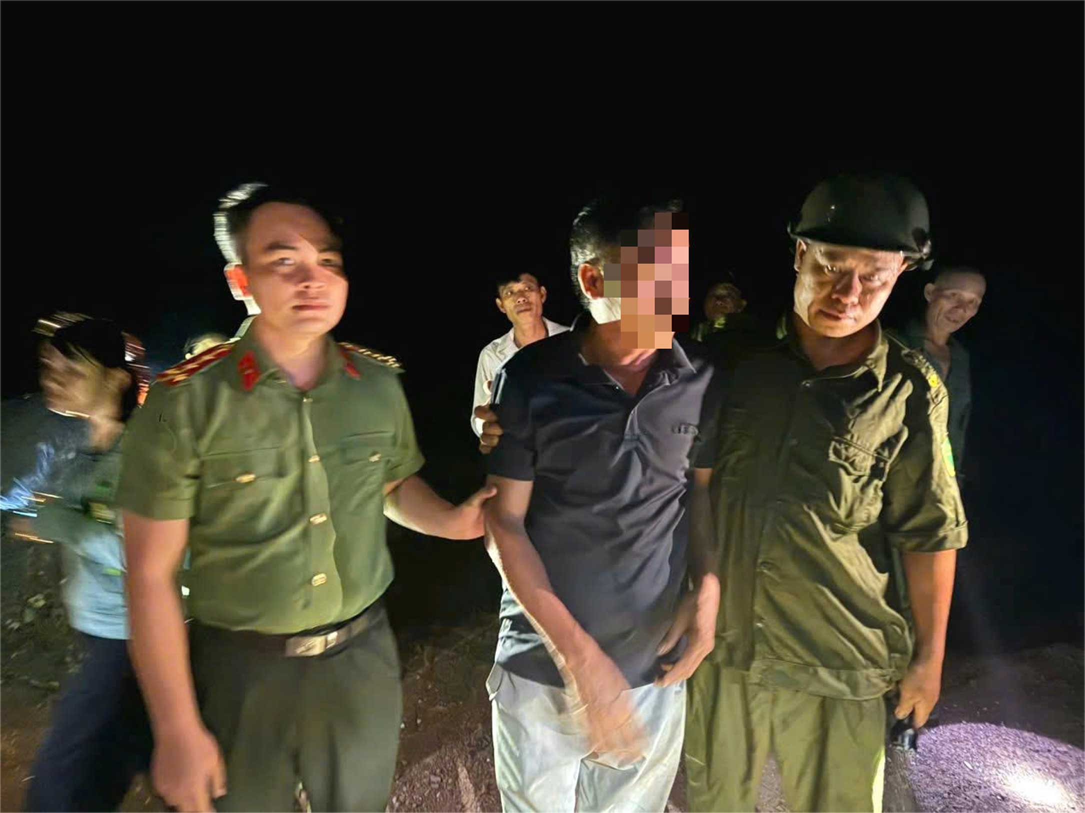 Functional forces approach and take lost people out of the hilly area. Photo: According to Lang Son Police