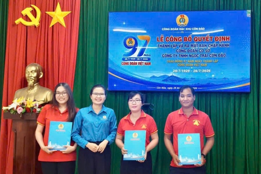 Announcing and awarding decisions to establish grassroots trade unions and admit union members in the Con Dao special zone. Photo: Con Dao Trade Union