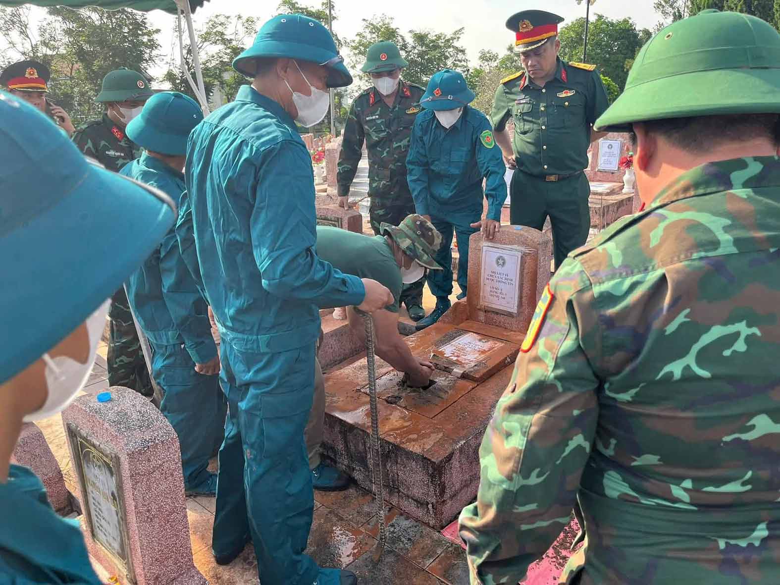 Mục tiêu của “Chiến dịch 500 ngày đêm” là tìm kiếm, quy tập khoảng 7.000 hài cốt liệt sĩ; hoàn thành lấy mẫu khoảng 230.000 ngôi mộ liệt sĩ chưa xác định được danh tính; giám định ADN khoảng 18.000 mẫu hài cốt liệt sĩ. Ảnh: Viettel cung cấp