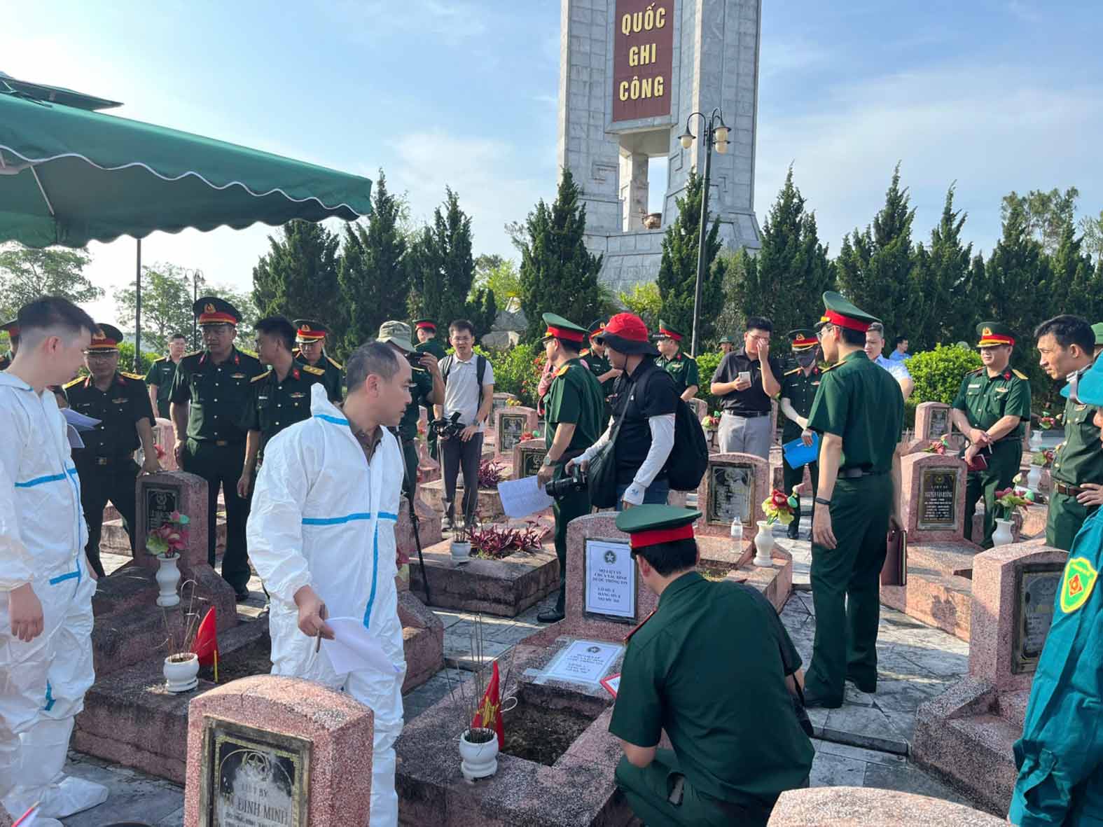Viettel engineers directly guide local officials to use the software. Photo: Viettel provided