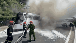 Images of police mobilizing specialized equipment to extinguish fires on passenger cars. Photo: Huu Long